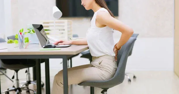 앉아 있는 시간이 길수록 허리가 먼저 무너진다 현대인의 자세 경고