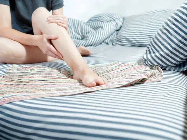 “밤마다 다리에 벌레 기어가는 느낌” 잠 못 이루게 하는 하지불안증후군 의심해야