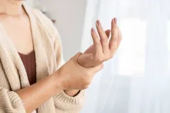 “손가락 마디가 붓고 아프다면” 단순 관절 피로 아닌 류마티스관절염 신호일 수 있다