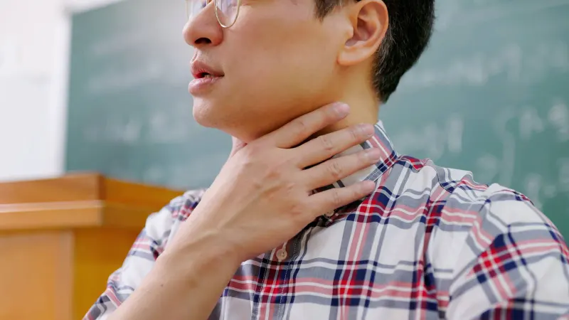 목에 걸리는 느낌이 계속된다면, 단순 피로보다 원인 질환 확인해야