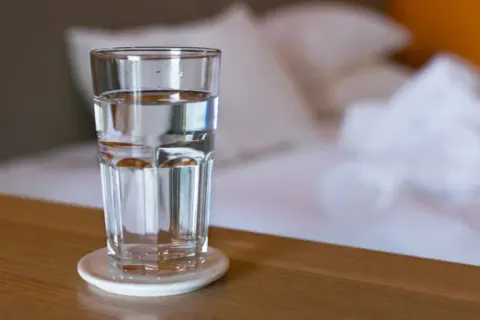 “아침 물 한 잔이 몸을 깨운다” 하루 컨디션을 바꾸는 수분 습관