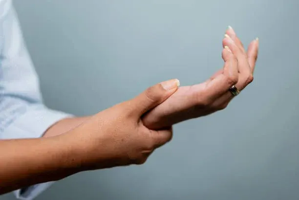 “자꾸 손발이 저리고 감각이 둔해진다면” 말초신경병증 의심해봐야