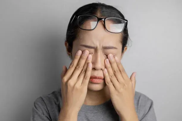 “눈앞에 검은 점이 떠다닌다면” 단순 노화 아닌 비문증 신호일 수 있다