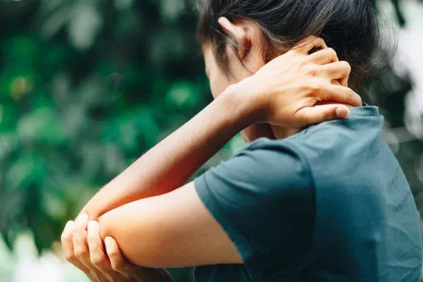 장마철 관절 통증 심해지는 이유는? 기압 변화가 몸에 미치는 영향
