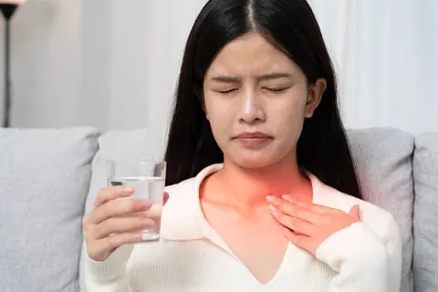 목이 자주 잠기고 음식 삼키기 불편하다면 ‘역류성 인후두염’ 의심해야