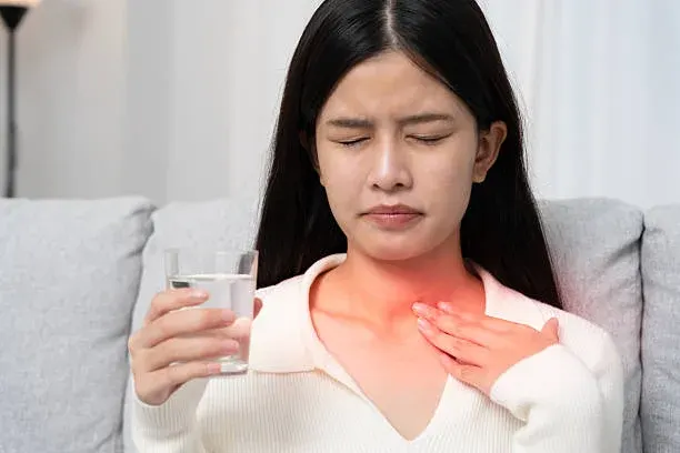 목이 자주 잠기고 음식 삼키기 불편하다면 ‘역류성 인후두염’ 의심해야