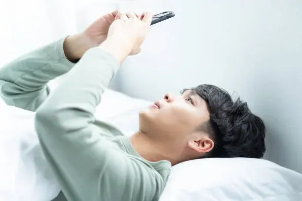 아침에 일어나자마자 스마트폰 확인하는 습관, 하루 피로감 키울 수 있다