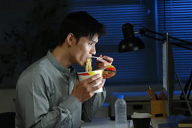 늦은 저녁 한 끼, 수면과 혈당을 동시에 흔들 수 있다