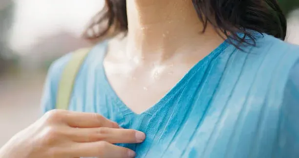 여름철 냉방 중에도 땀 냄새가 심하다면 피부 환경부터 점검해야 한다