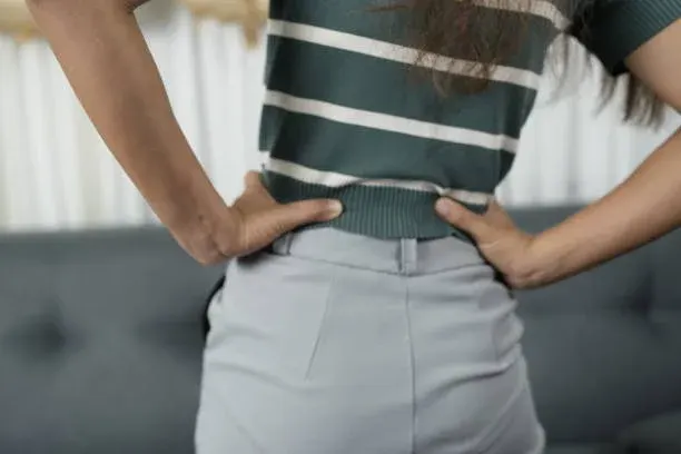아침마다 허리가 뻣뻣하다면, 단순 잠자리 문제가 아닐 수 있다