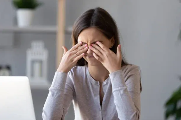 눈곱과 충혈이 심해진다면, 여름철 유행각결막염을 의심해야 한다