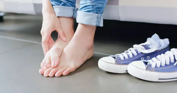 발가락 사이가 짓무르고 가렵다면, 여름철 무좀을 의심해야 한다
