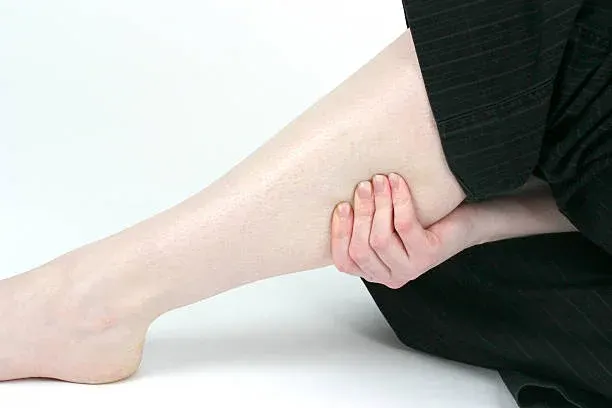 여름철 냉방 속에서도 다리가 붓는다면, 오래 앉아 있는 습관부터 점검해야
