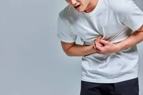 위장약 먹어도 낫지 않는 명치통증, 단순 소화불량으로 넘기면 안 되는 이유