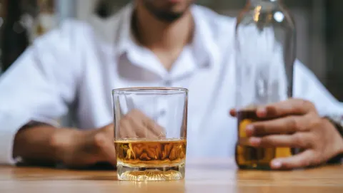 술의 양보다 습관이 먼저 보내는 경고, 위험한 음주를 알아보는 법