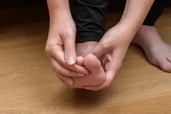 발끝이 찌릿하다면 넘기지 마세요 저림을 만드는 뜻밖의 원인
