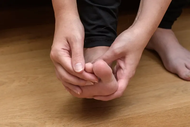 발끝이 찌릿하다면 넘기지 마세요 저림을 만드는 뜻밖의 원인
