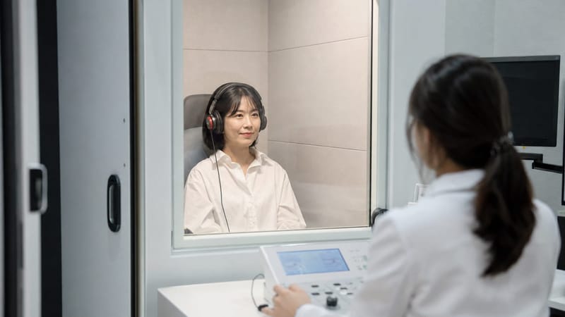 순음청력검사는 방음부스 안에서 헤드폰을 착용한 채 진행됩니다