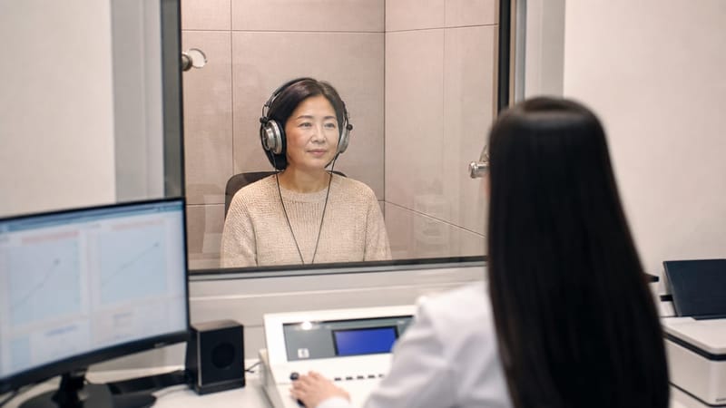 방음부스에서 진행되는 순음청력검사 모습