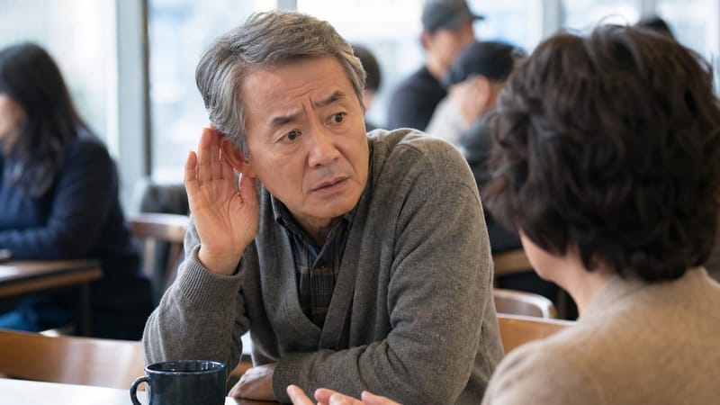 소음이 있는 공간에서 대화를 놓치기 쉬운 난청 초기 증상