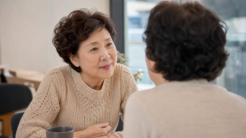 대화 중 자주 되묻는 습관이 반복된다면 청력 변화를 의심해볼 수 있습니다.