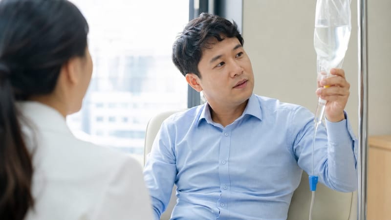 정맥수액이 실제로 필요한 상태인지는 문진과 혈액검사로 먼저 확인합니다.