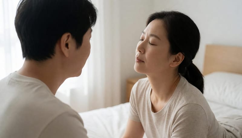 침대에 누워 고개를 젖히며 어지럼 자가 체크를 하는 여성