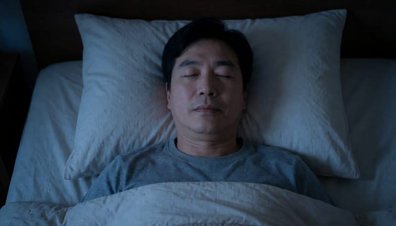 수면 중 턱을 꽉 다물고 있는 남성의 모습