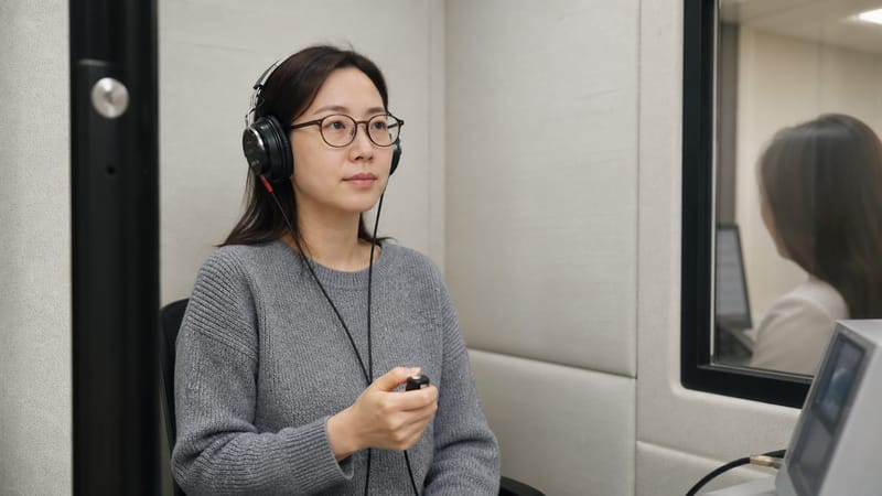 방음부스에서 진행되는 순음청력검사 모습