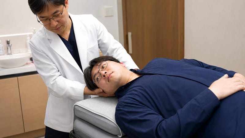두위변환검사는 자세를 바꿀 때 나타나는 어지럼과 안진을 확인하는 과정입니다.