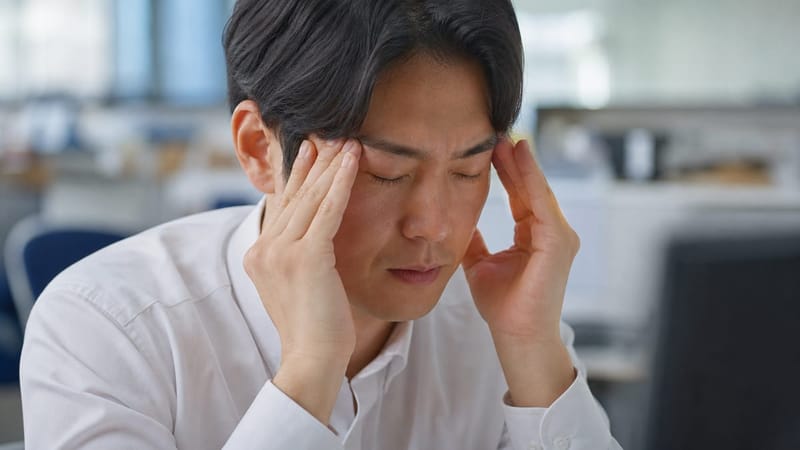 방음 부스에서 진행되는 순음청력검사 장면