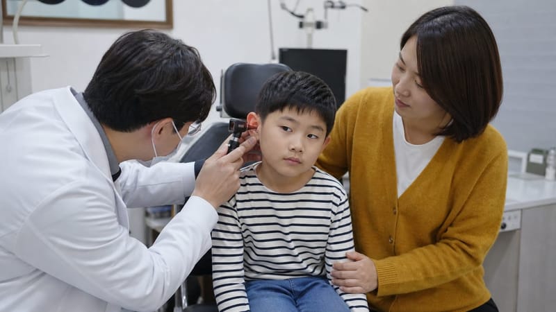 이경으로 고막 상태를 확인하는 모습