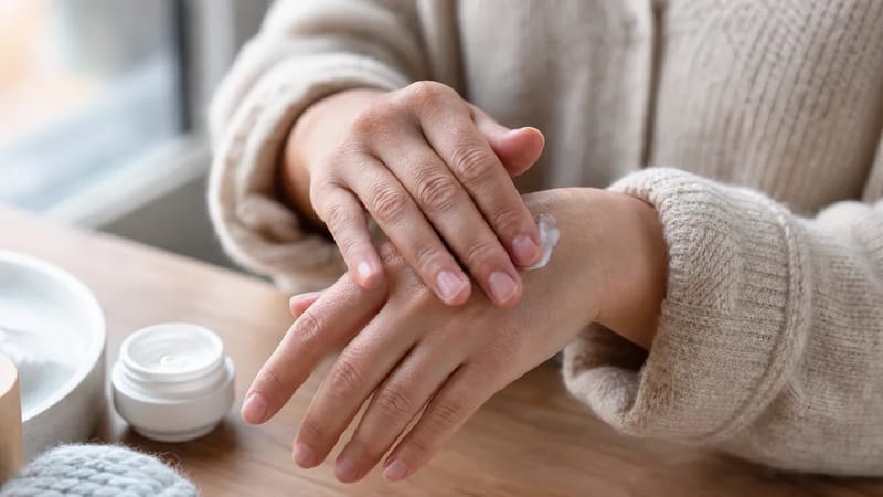 환절기와 겨울철에는 손끝 보습을 자주 챙기는 것이 피부 장벽 관리에 도움이 됩니다
