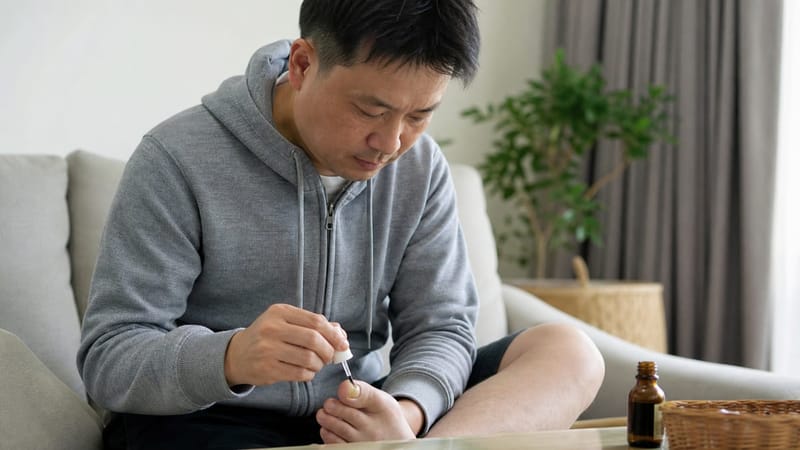 국소 항진균제는 수개월 이상 꾸준히 도포해야 발톱 전체가 자라 나올 수 있습니다.