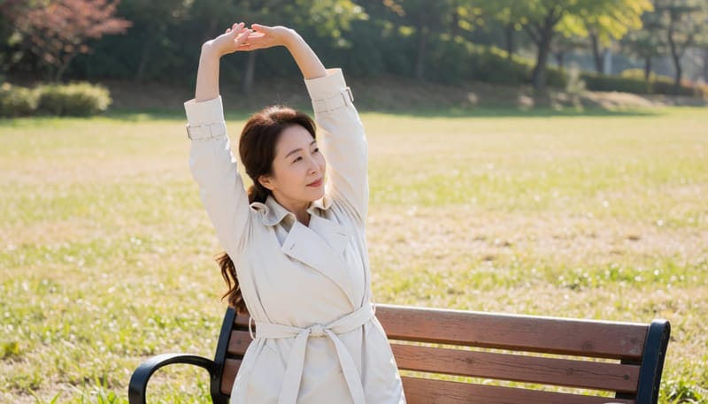 치료 후 일상 복귀를 위해 야외에서 스트레칭을 하는 여성