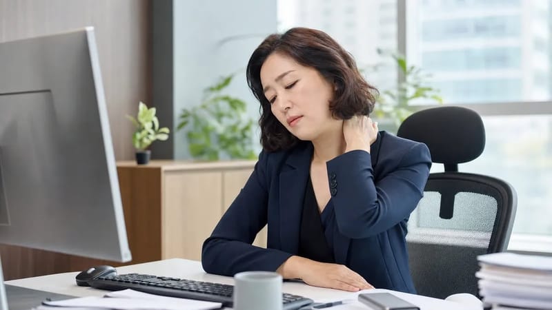 장시간 같은 자세로 앉아 있는 사무직 환경은 목과 어깨의 긴장을 통해 수면의 질에도 영향을 줄 수 있습니다.