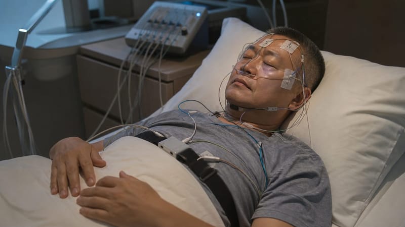 수면다원검사는 밤사이 호흡과 산소포화도 변화를 기록하는 방식으로 진행됩니다