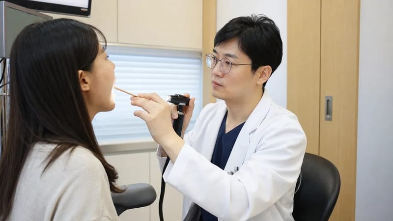 이비인후과에서는 후두경으로 편도 상태를 살펴본 뒤 필요하면 추가 검사를 진행합니다.