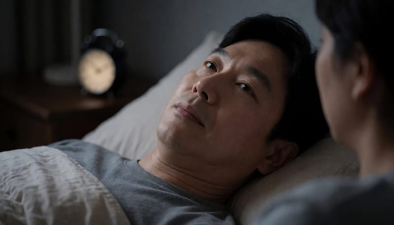 산소포화도가 떨어지는 밤 힘겹게 호흡하는 남성의 얼굴 클로즈업