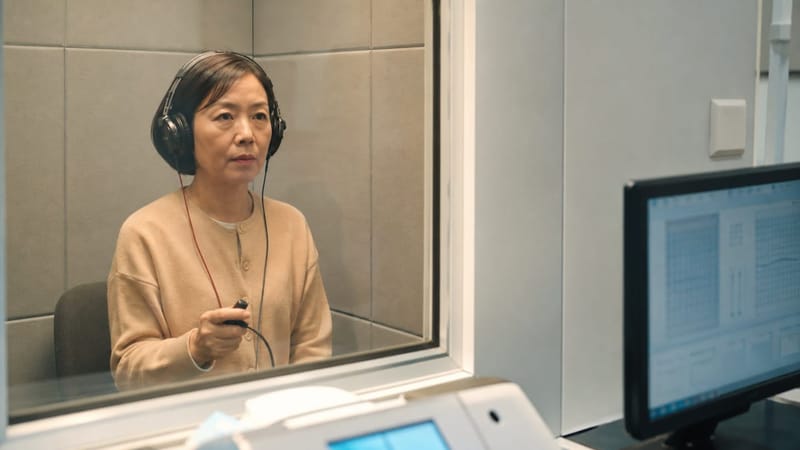 소음이 많은 환경에서 이어폰을 오래 사용하면 이명 위험이 높아질 수 있습니다.
