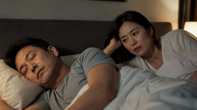 함께 자는 사람이 코골이나 무호흡을 가장 먼저 알아채는 경우가 많습니다.