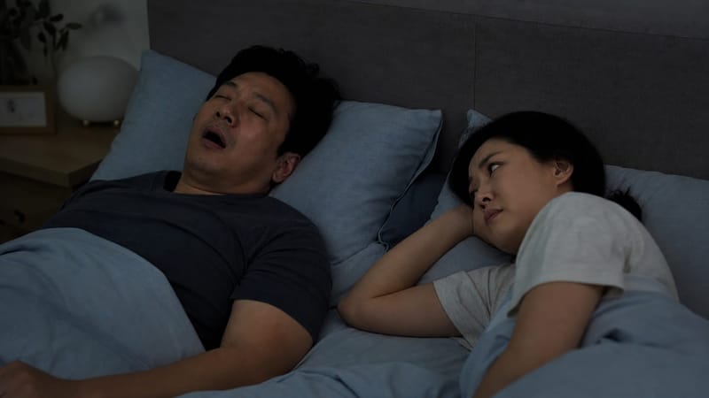수면다원검사는 뇌파와 호흡, 산소포화도 등을 함께 기록하며 하룻밤 동안 진행됩니다.