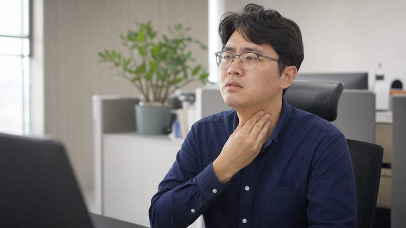 만성적인 헛기침과 목소리 변화로 불편함을 느끼는 직장인