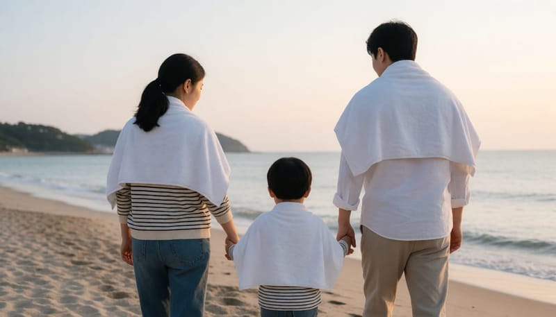 물놀이를 마치고 해변을 떠나는 가족, 아이가 귀를 만지는 모습