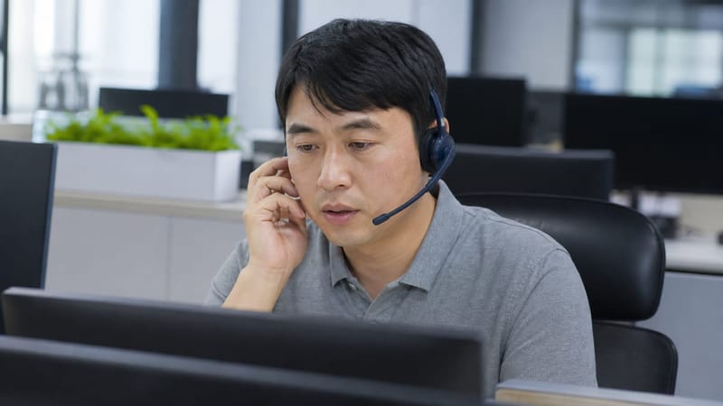 업무 중 되묻는 순간이 반복된다면 청력 상태를 점검해볼 신호일 수 있습니다.