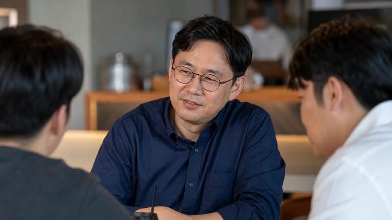 여러 사람이 동시에 이야기할 때 유독 알아듣기 어렵다면 청력 저하의 초기 신호일 수 있습니다