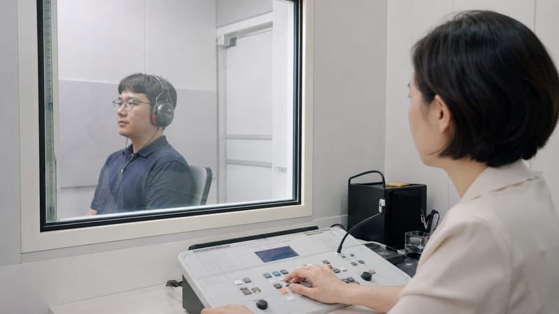 순음청력검사는 방음 부스 안에서 주파수별 청력 역치를 측정하는 검사입니다.