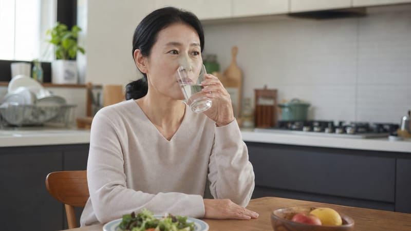 땀으로 빠져나간 수분과 전해질을 제때 보충하는 습관은 여름철 어지럼증 예방의 기본입니다.
