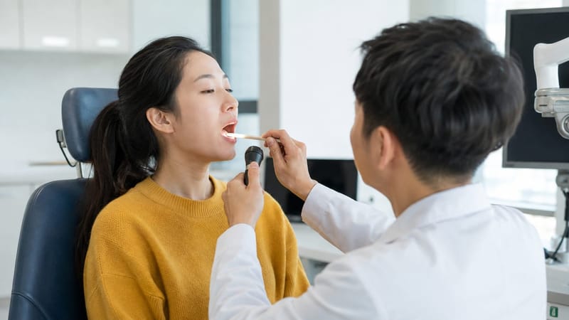 편도 상태와 신호를 확인하는 진찰 장면