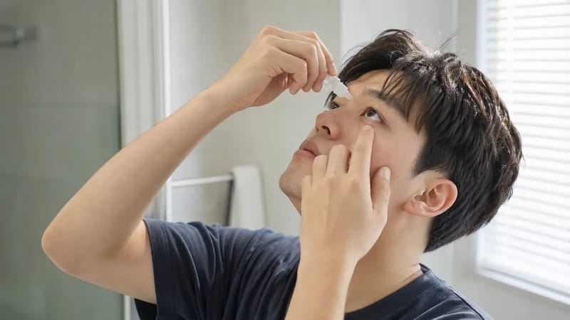 인공눈물이나 처방된 점안액은 손을 씻은 뒤 정확한 방법으로 넣는 것이 재감염을 막는 첫걸음입니다.